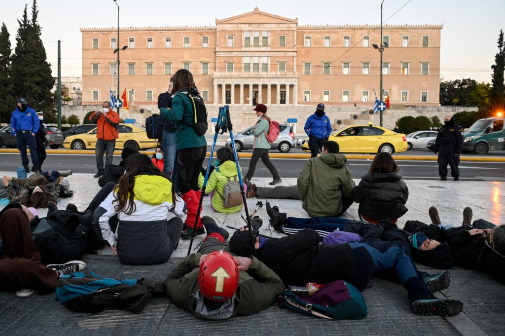 Πορεία και συγκέντρωση διαμαρτυρίας στο Σύνταγμα από τους ορειβάτες για τον θάνατο του σκιέρ στα Τζουμέρκα