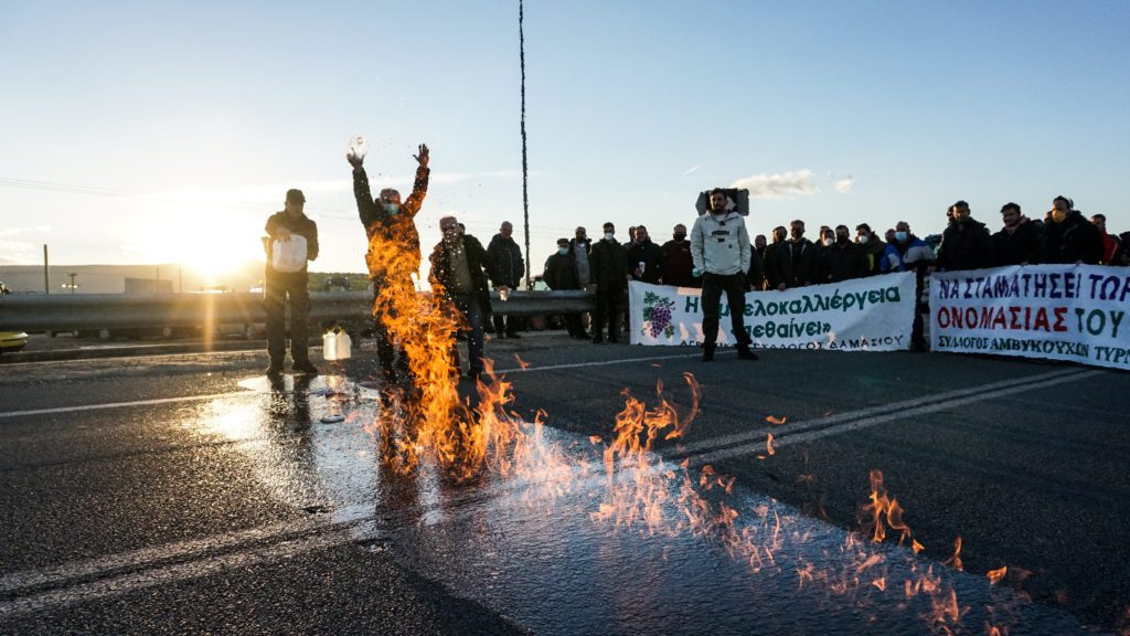 Τύρναβος: Αγρότες έβαλαν φωτιά στο τσίπουρο για να διαμαρτυρηθούν (Photos – Videos)