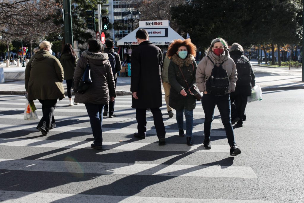 Κορονοϊός: Προς νέα άρση μέτρων με πέταγμα της μάσκας σε εξωτερικούς χώρους παρά τους φόβους των ειδικών