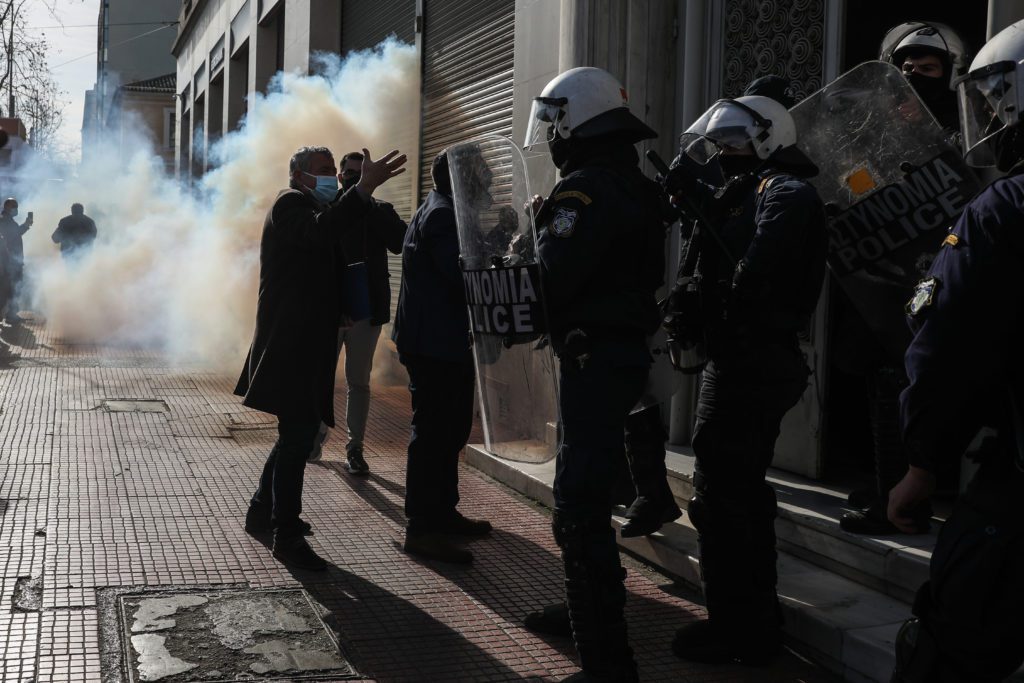 Ένταση στη συγκέντρωση διαμαρτυρίας των υγειονομικών στο Προπύλαια – MAT έκαναν χρήση δακρυγόνων (Video)