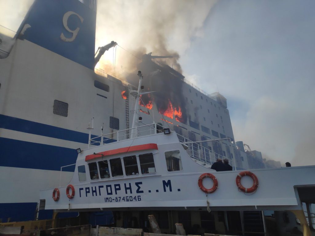 Φωτιά στο πλοίο ανοιχτά της Ερεικούσας: Συγκλονίζει η περιγραφή διασώστη «Οι επιβάτες φορούσαν τα νυχτικά τους, έκλαιγαν»