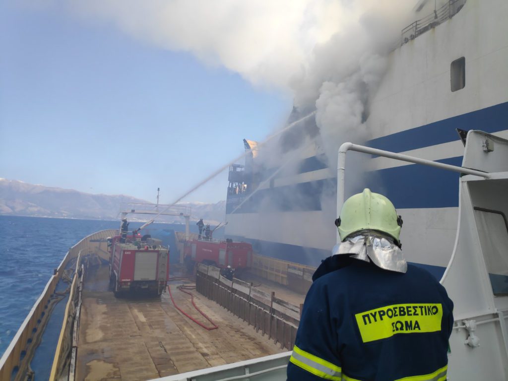 Φωτιά στο πλοίο στην Ερεικούσα: 11 αγνοούμενοι, 3 Έλληνες ανάμεσα τους – Στις έρευνες ΕΜΑΚ και ομάδα υποβρυχίων αποστολών (Video)