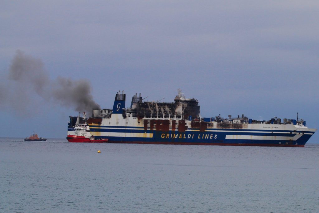 Euroferry Olympia: Στον Αστακό ρυμουλκείται το πλοίο – Δραματικές εκκλήσεις από τους συγγενείς των αγνοουμένων