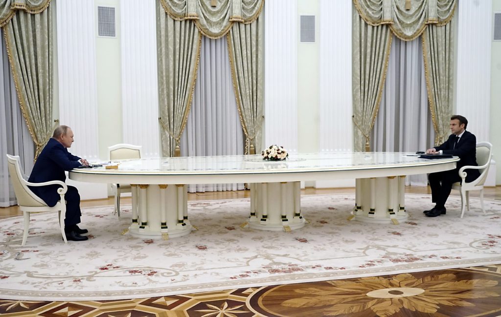 Λύθηκε το μυστήριο με το μακρύ τραπέζι στη συνάντηση Πούτιν – Μακρόν