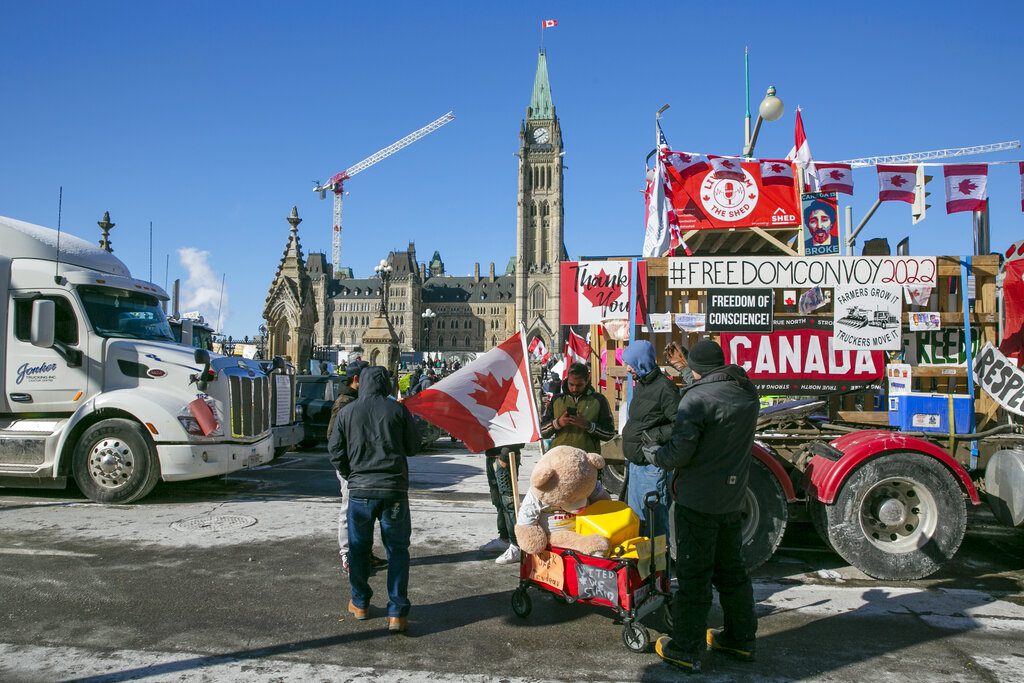 Οι συνεχιζόμενες κινητοποιήσεις στον Καναδά οδήγησαν στην παραίτηση του αρχηγού της αστυνομίας στην Οτάβα
