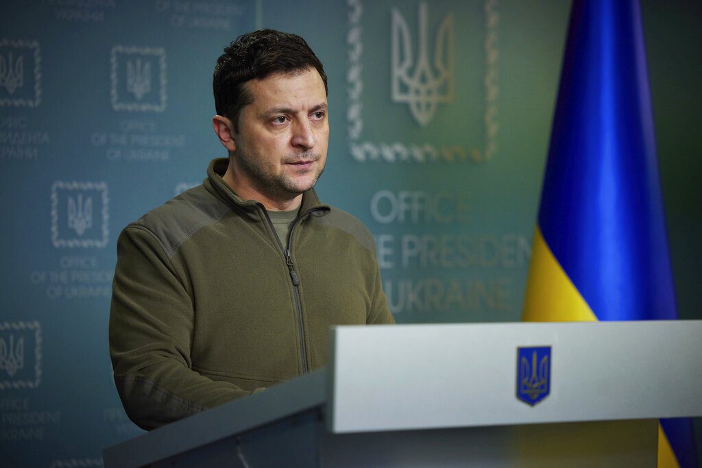 Πόλεμος στην Ουκρανία: Υπέγραψε το αίτημα εισόδου στην Ευρωπαϊκή Ένωση ο Ζελένσκι
