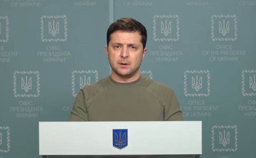 Ουκρανία – Ζελένσκι: Η χώρα «αφέθηκε μόνη» αντιμέτωπη με τη Ρωσία – Διάταγμα για γενική επιστράτευση