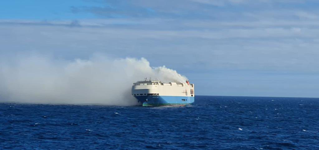 Μεγάλη φωτιά σε πλοίο που μετέφερε Volkswagen και Porsche ανοιχτά της Πορτογαλίας (Video)