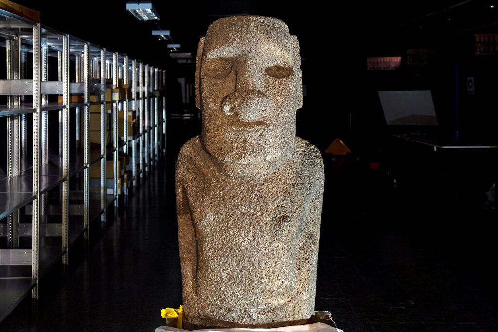 Χιλή: Άγαλμα Μοάι ξεκινά ταξίδι επαναπατρισμού στο Νησί του Πάσχα