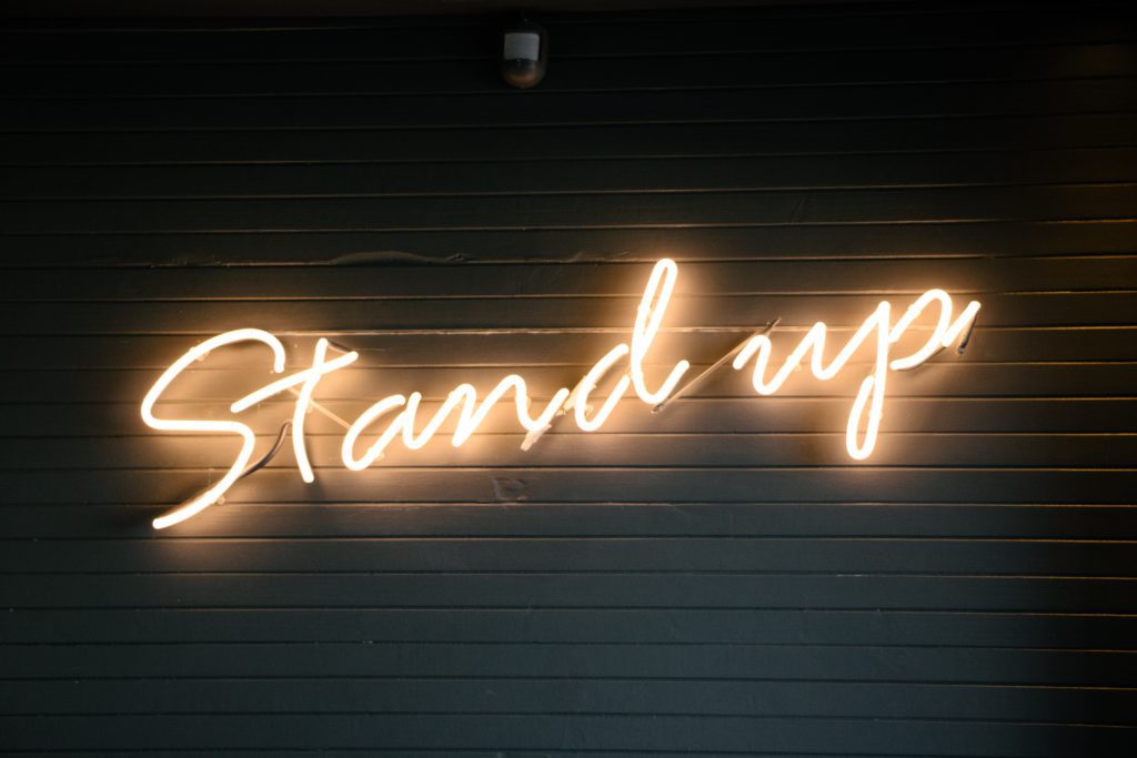 Πέντε stand-up comedians ανεβαίνουν στη… σκηνή του Documento