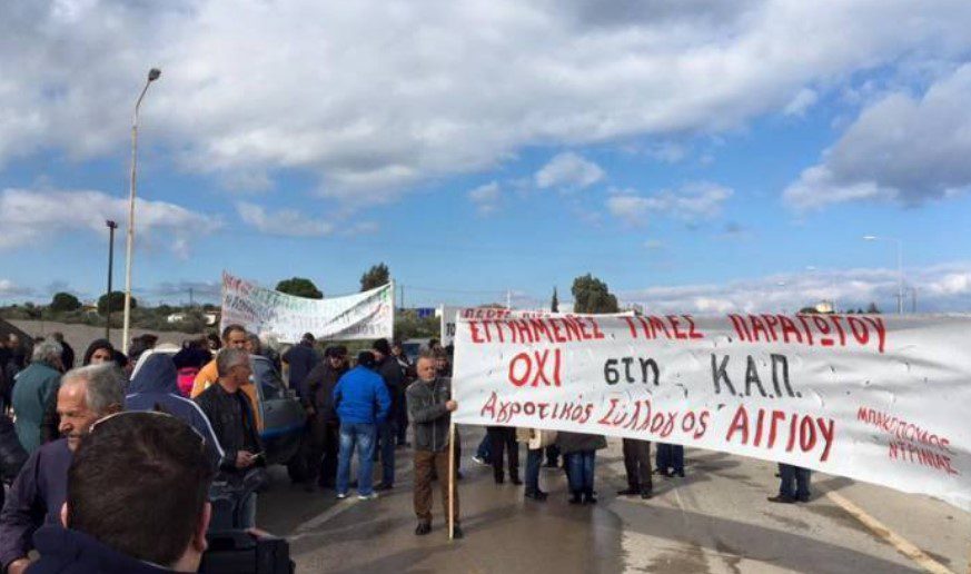 Αίγιο:  “Μπλόκο” από τους αγρότες στην παλαιά εθνική οδό  Πάτρας – Αθήνας και στα δύο ρεύματα