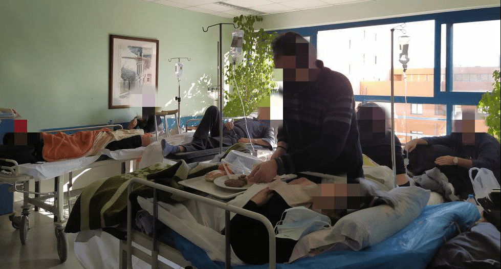 Εργαζόμενη στο «Άττικόν»: Ντρεπόμαστε που δουλεύουμε στο νοσοκομείο – Ασθενείς σε ράντζα στοιβαγμένα το ένα δίπλα στο άλλο (Photo)