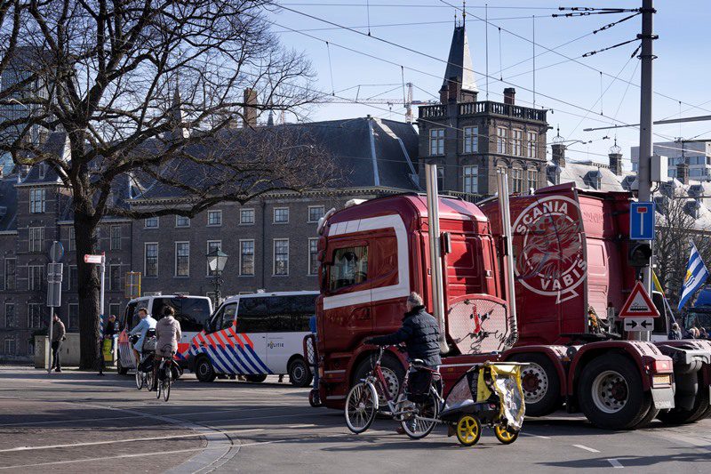 Ολλανδία: Ένα κομβόι κατά των υγειονομικών περιορισμών απέκλεισε το κέντρο της Χάγης