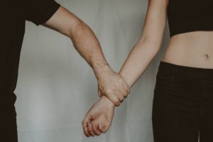 Συγκλονίζει η 34χρονη που βίαζε και εξέδιδε ο αστυνομικός &#8211; «Ήθελε να με σκοτώσει, με κρατούσε από τον λαιμό δυνατά» (Video)