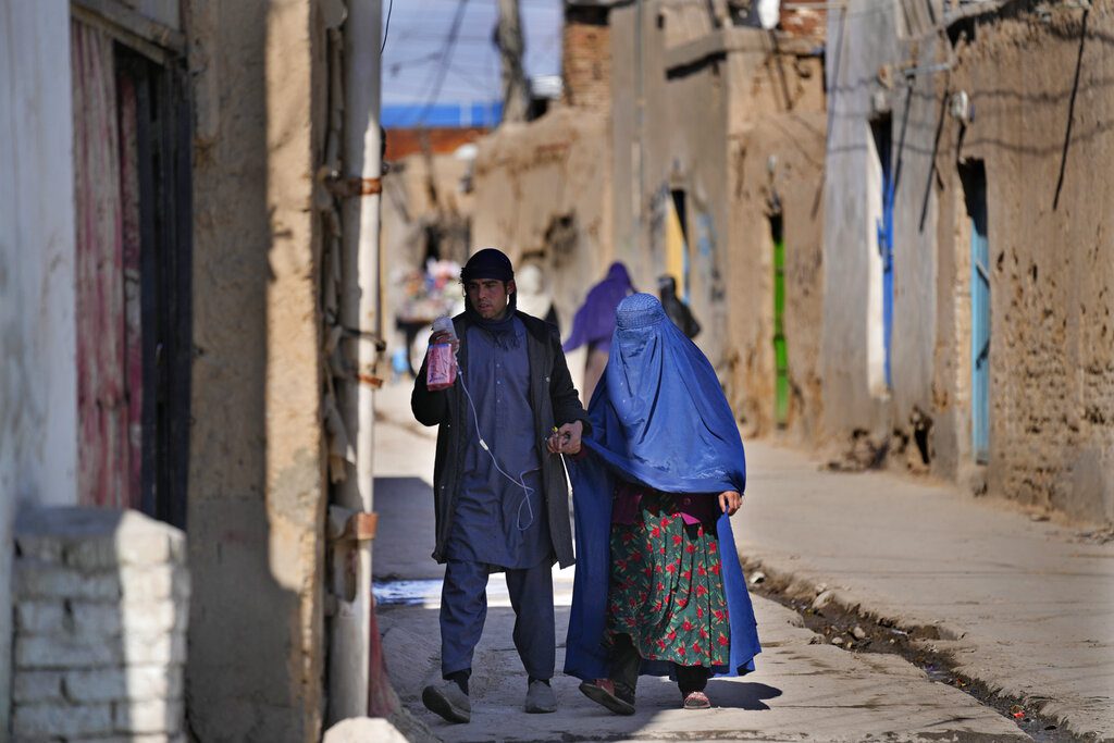 Αφγανιστάν-Ταλιμπάν: Οι γυναίκες δημόσιοι υπάλληλοι θα πρέπει να καλύπτουν το κεφάλι τους, ακόμη και με κουβέρτα!