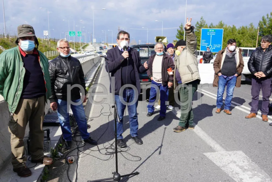 Αχαΐα: Την παλιά εθνική οδό Πατρών – Αθηνών έκλεισαν οι αγρότες του Αιγίου