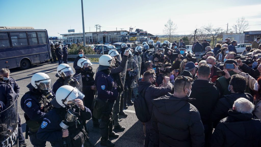 Θεσσαλία: Κινητοποίηση των αγροτών με τα ΜΑΤ να τους εμποδίζουν να βγουν στην Εθνική (Video)