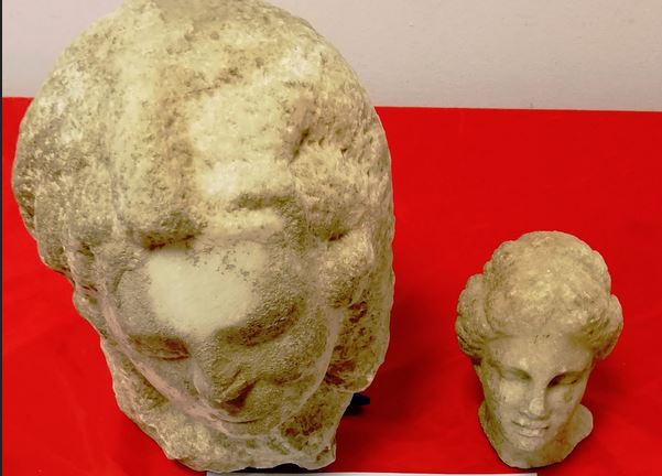 Θεσσαλονίκη: Βρέθηκαν σε πατάρι διαμερίσματος δύο μαρμάρινες κεφαλές γυναικείων αγαλμάτων της Ρωμαϊκής Περιόδου