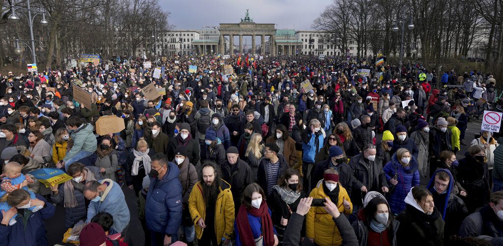 Βερολίνο: Τεράστια διαδήλωση κατά του πολέμου (Photos/Video)
