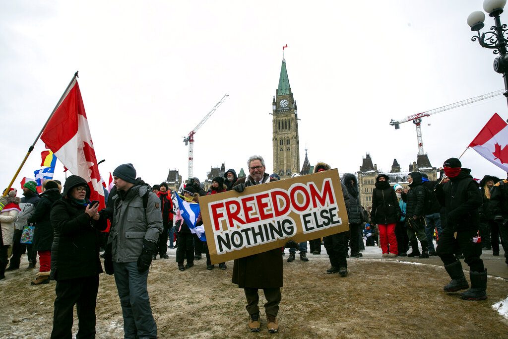 Καναδάς: Κλειστή παραμένει η γέφυρα Αμπάσαντορ, άρχισαν οι συλλήψεις διαδηλωτών