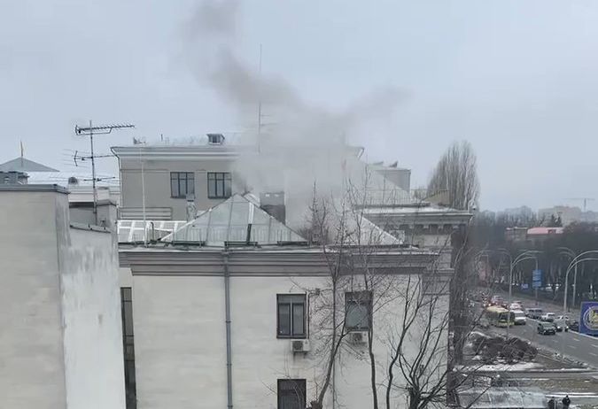 Συγκλονιστικές εικόνες στην Ουκρανία: Καπνός από τη ρωσική πρεσβεία στο Κίεβο (Video)