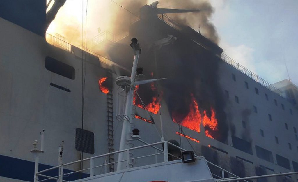 Euroferry Olympia: Αναζωπυρώθηκε η φωτιά μόλις άνοιξαν τον καταπέλτη