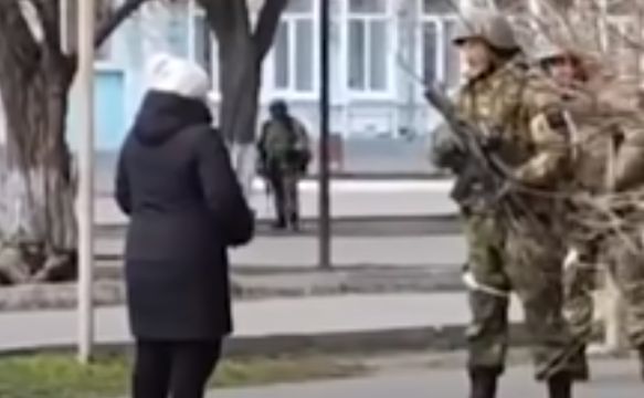 Πόλεμος Ουκρανία: Γιαγιά στάθηκε απέναντι στους Ρώσους στρατιώτες: «Βάλε σπόρους στις τσέπες σου» (Video)