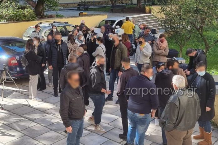 Συγκέντρωση υπέρ του «γηροκομείου του τρόμου» στα Δικαστήρια Χανίων