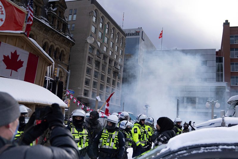 Καναδάς: Kαπνογόνα οι φορτηγατζήδες, σπρέι πιπεριού η Αστυνομία