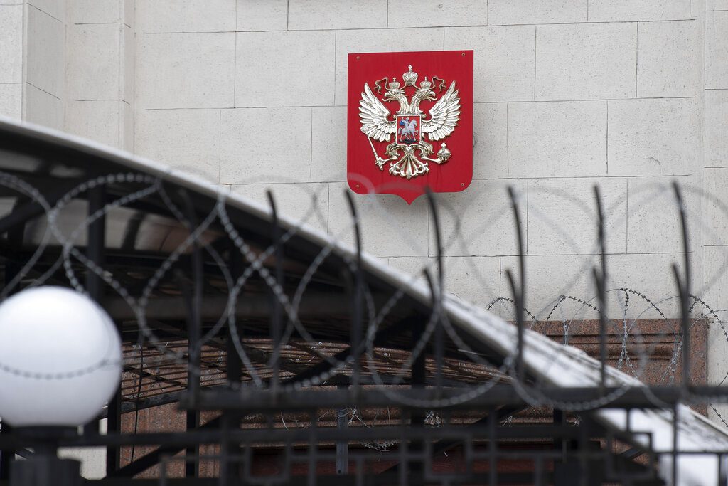 Κατέβηκε η Ρωσική σημαία από το κτήριο της πρεσβείας στο Κίεβο