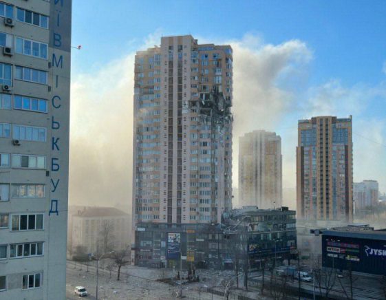 Πόλεμος στην Ουκρανία: Ρωσικός πύραυλος «στόχευσε» πολυκατοικία στο Κίεβο (Video/Photos)