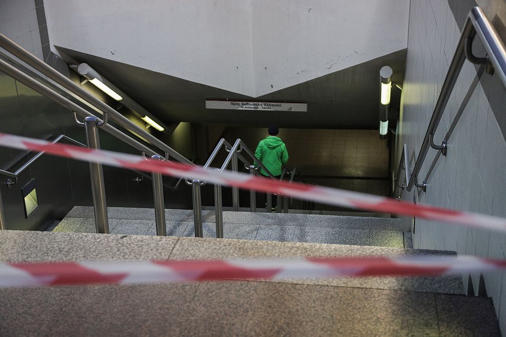 Άνθρωπος έπεσε στις γραμμές του μετρό στη Δάφνη