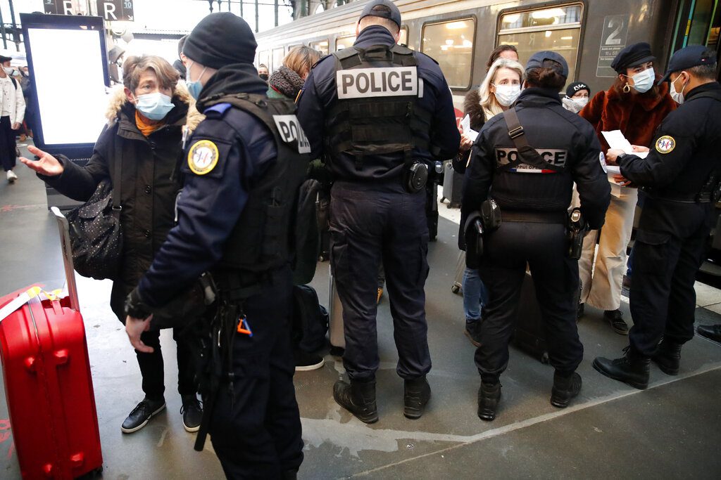 Παρίσι: Νεκρός ο άνδρας που απείλησε δύο αστυνομικούς με μαχαίρι