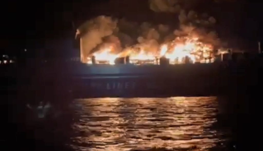 Μαρτυρία για τη φωτιά στο πλοίο: «Ξεκίνησε από το γκαράζ και επεκτάθηκε γρήγορα» (Video)