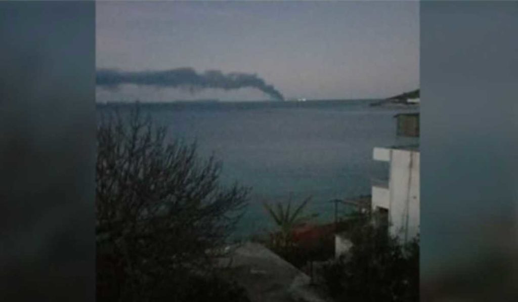 Ορατός από την Κέρκυρα ο καπνός από τη φωτιά στο πλοίο ανοιχτά της Ερεικούσας (Video)