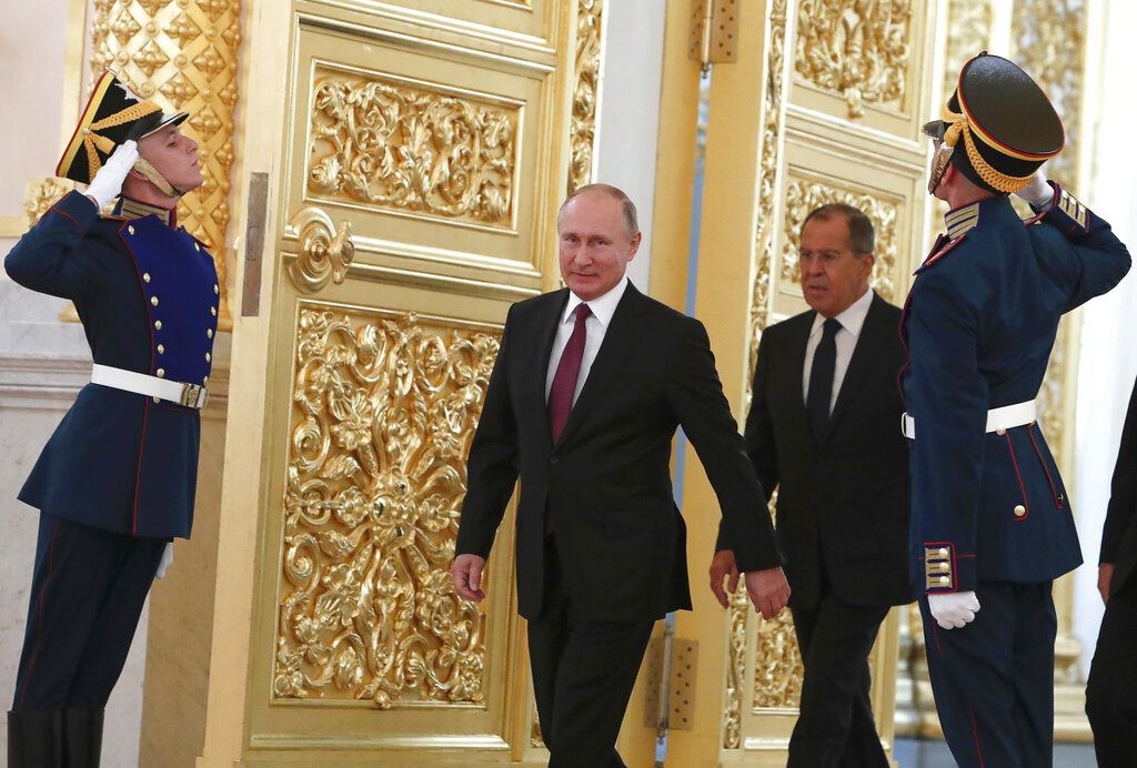 Σε ισχύ οι κυρώσεις της ΕΕ κατά Ρωσίας – Πώς θα «πληρώσουν» Πούτιν και Λαβρόφ