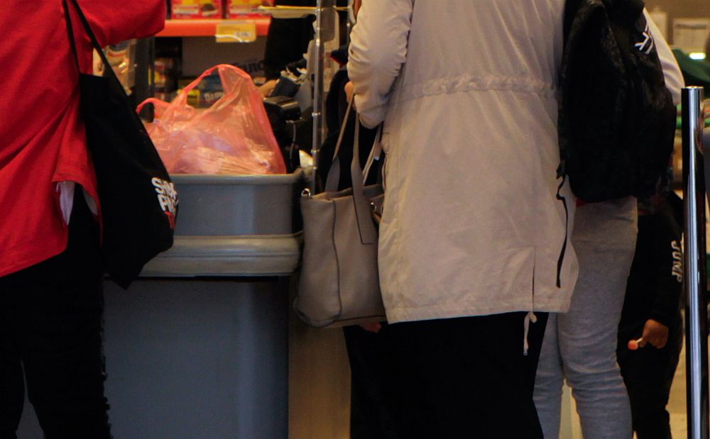 Πεινασμένη ηλικιωμένη έκλεψε από σούπερ μάρκετ στο Ίλιον (Video)