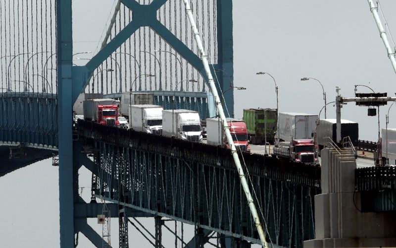 Καναδάς: Η αστυνομία εμποδίζει το «κομβόι ελευθερίας» να κλείσει τη συνοριακή γέφυρα με τις ΗΠΑ