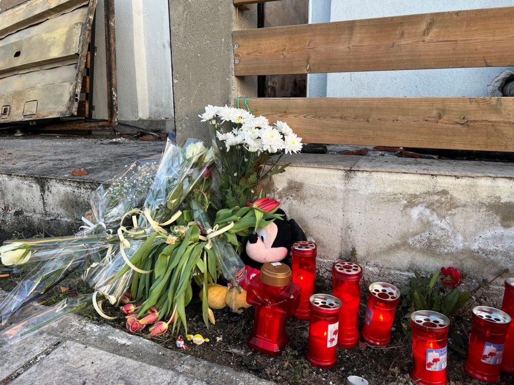 Θεσσαλονίκη: Λευκά λουλούδια και κεριά αφήνουν έξω από το σπίτι όπου βρήκαν τραγικό θάνατο η μητέρα με τα δύο της παιδιά
