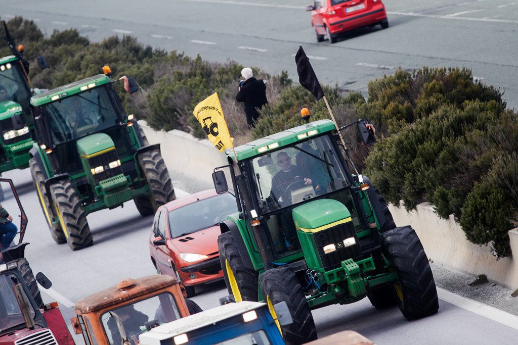 Αγρότες-Θεσσαλία: Τα τρακτέρ στους δρόμους – Διαμαρτύρονται για τις τιμές και το πετρέλαιο