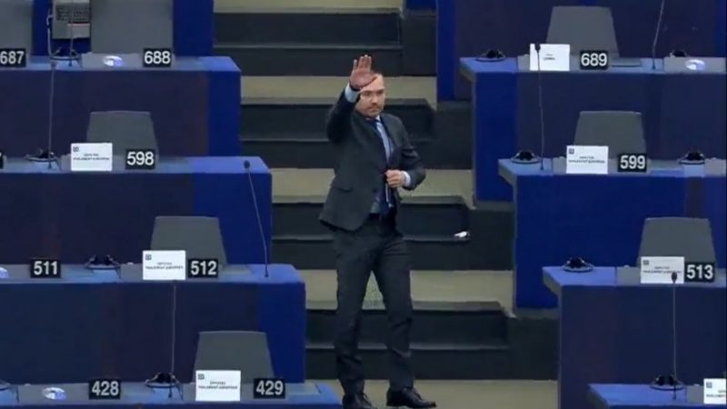 Ναζιστικός χαιρετισμός μέσα στο ευρωκοινοβούλιο από Βούλγαρο ακροδεξιό ευρωβουλευτή – Θυελλώδεις αντιδράσεις (Video)