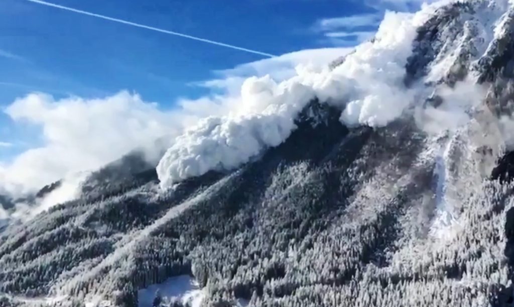 Αυστρία: Τέσσερις νεκροί από χιονοστιβάδα στο Τιρόλο (Video)