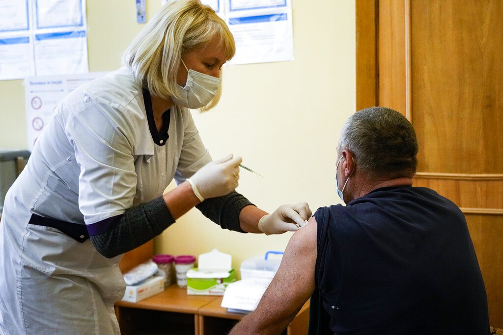 Ουκρανία: Ο πρόεδρος Ζελένσκι δίνει κινητά στους συνταξιούχους που εμβολιάστηκαν!