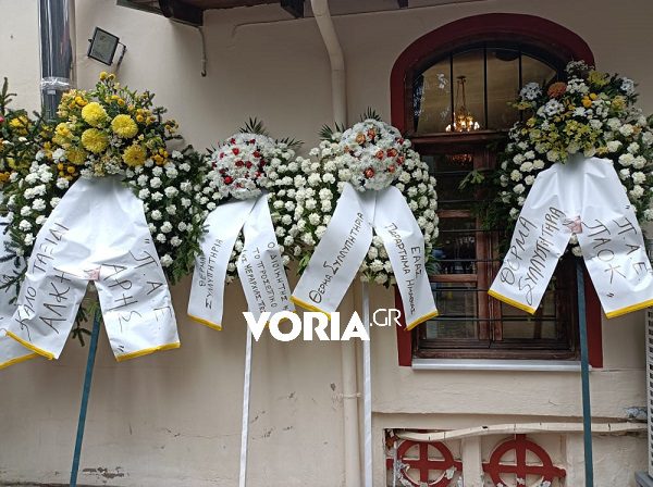 Βέροια: Απέραντος θρήνος στην κηδεία του 19χρονου που δολοφονήθηκε στη Θεσσαλονίκη (Photos – Video)