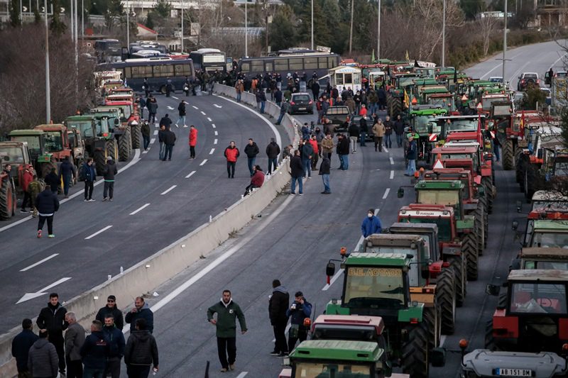 Με συμβολικούς αποκλεισμούς συνεχίζουν τις κινητοποιήσεις οι αγρότες της Θεσσαλίας