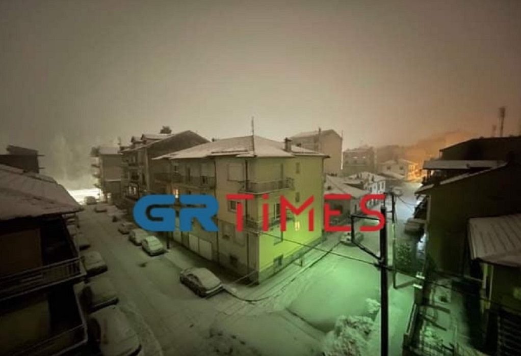 Εντυπωσιακές εικόνες από τη χιονισμένη Φλώρινα – Το έστρωσε στο κέντρο της πόλης (Video)