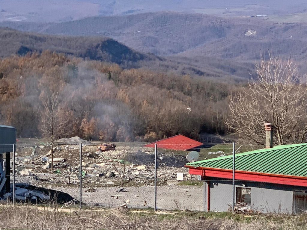 Γρεβενά: «Κρανίου τόπος» το εργοστάσιο μετά την έκρηξη – Τρεις αγνοούμενοι (Photos – Video)