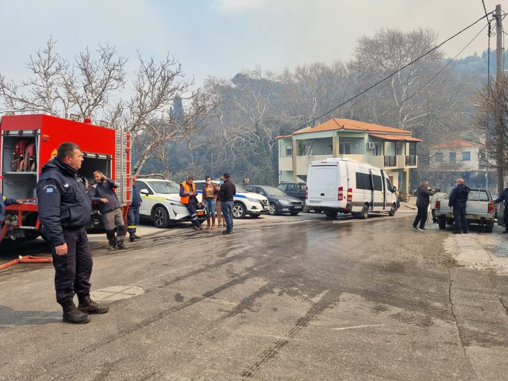 Μεγάλη πυρκαγιά στη Σάμο – Εκκενώθηκε οικισμός