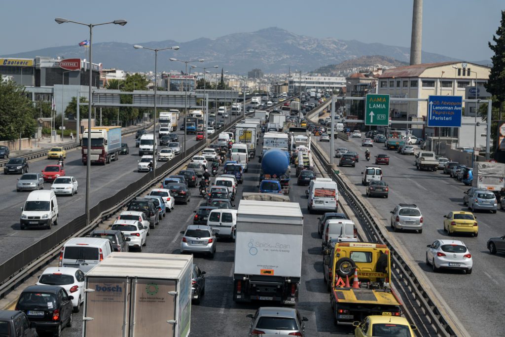 Συνεχίζονται οι καθυστερήσεις στην Αττική Οδό λόγω τροχαίου