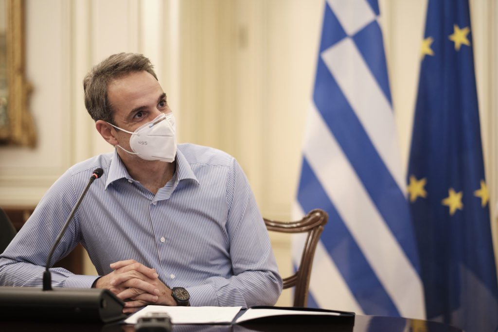 #διάγγελμα: «Ντύσου πρόχειρα και βγάλε το κραγιόν σου» – «Πάρτι» στο Twitter με την εμφάνιση Μητσοτάκη